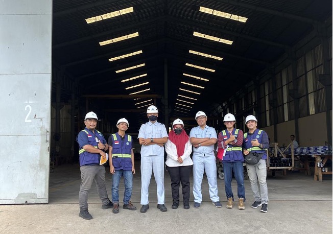 Tim PT. WIN di lokasi pengurusan PBG